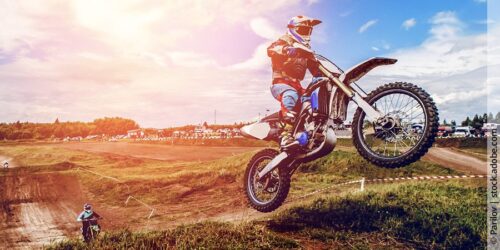 Sprungtechnik beim Motocross: Der Weg von der Anfahrt bis zur perfekten Landung