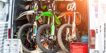 Transportlösungen für Motocross-Bikes: Pros & Contras von Motorrad-Heckträgern, Anhängern & Transportern