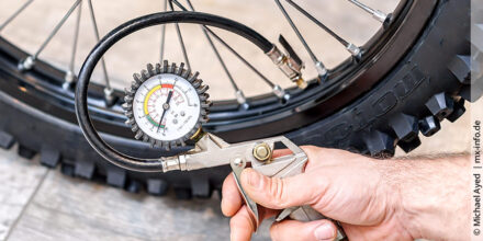 Welcher Luftdruck gehört in Motocross oder Enduro-Reifen?